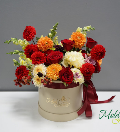 Box with red roses, dahlias, and eustoma photo 394x433